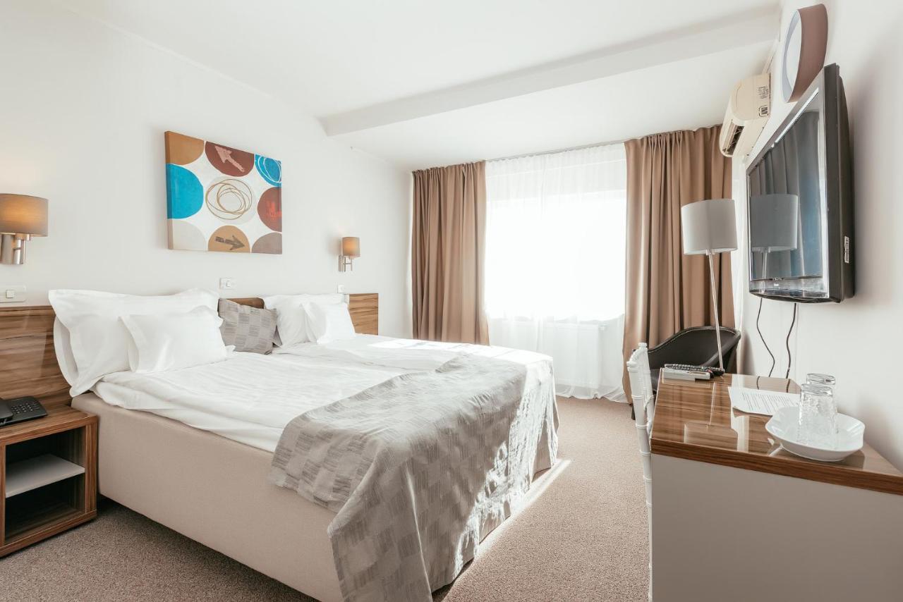 Riviera By Queens Hotel And Resort Gura Văii Екстериор снимка